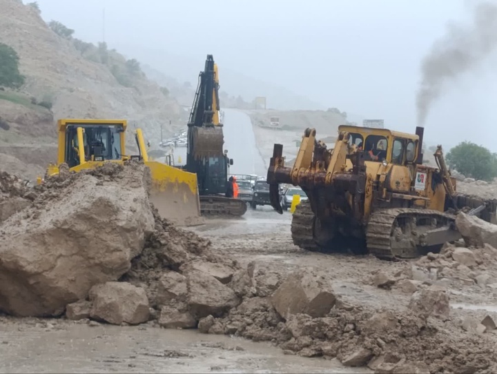 تلاش برای بازگشایی محور ایلام - مهران همچنان ادامه دارد