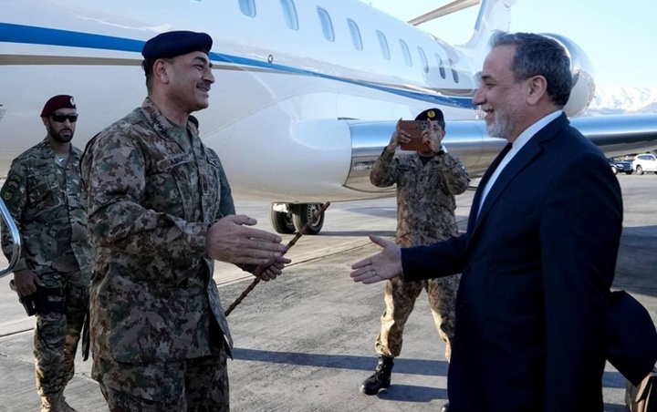 عەباس عێراقچی پێشوازیی لە سوپاسالاری پاکستان کرد