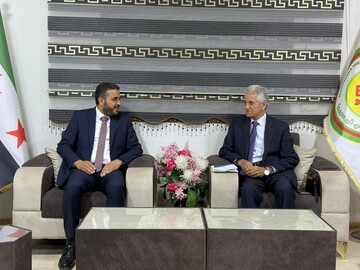 هیئت دولت موقت سوریه با احزاب و سازمان‌های سیاسی در قامشلو دیدار کرد