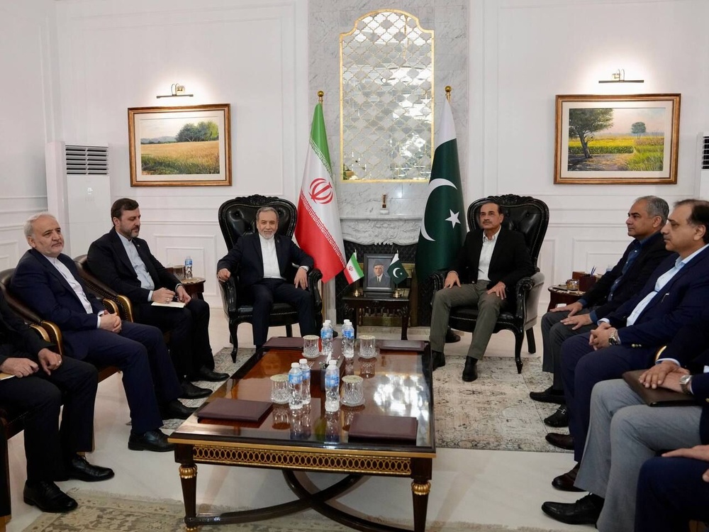 Iran's Foreign Minister met with Pakistan Army Commander