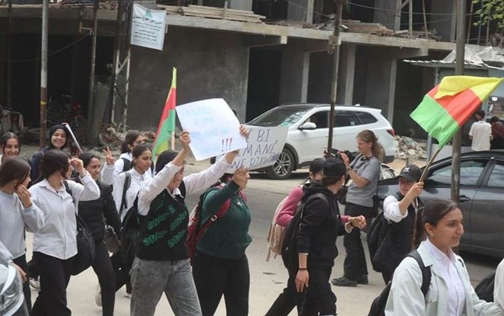 Massive protests in Syrian Kurdistan against the decision to rename schools by the interim government
