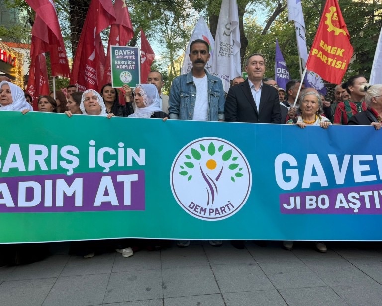 Thousands of people marched in Turkish cities with the slogan "A step for peace".