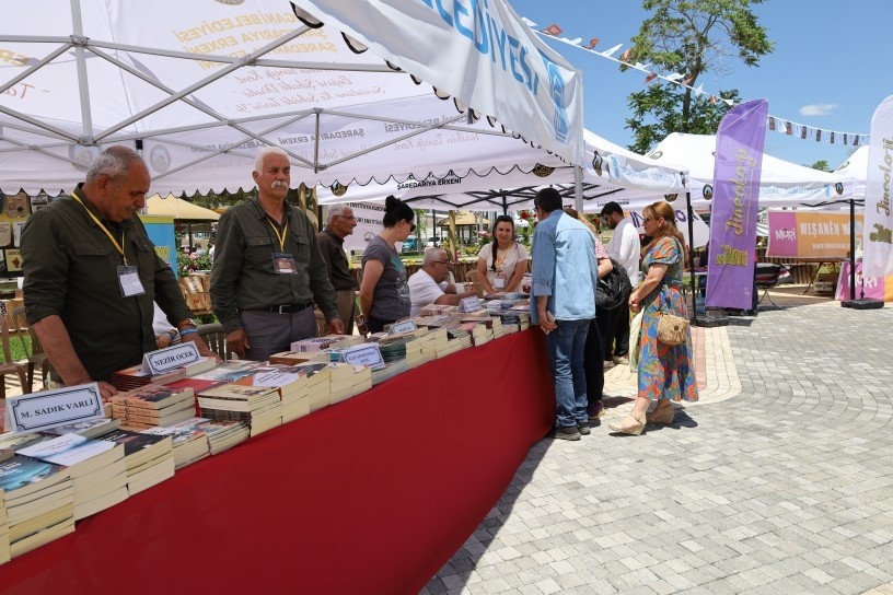 جشنواره ادبیات و کتاب توشبا در وان؛ بررسی تاریخ، فرهنگ و ادبیات کُردی در دومین روز برگزاری