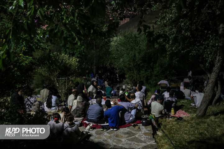 پخش مسابقه ایران و بلژیک در سینما روباز آبیدر سنندج / عکاس : عرفان کرمی