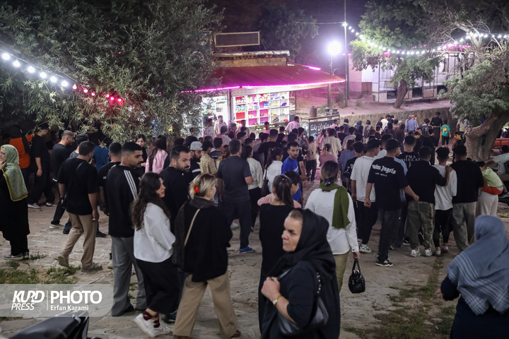 پخش مسابقه ایران و بلژیک در سینما روباز آبیدر سنندج / عکاس : عرفان کرمی