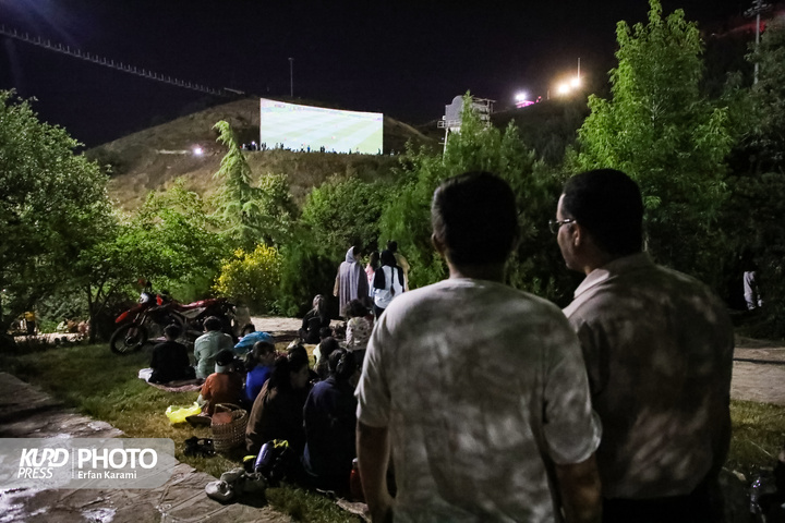 پخش مسابقه ایران و بلژیک در سینما روباز آبیدر سنندج / عکاس : عرفان کرمی