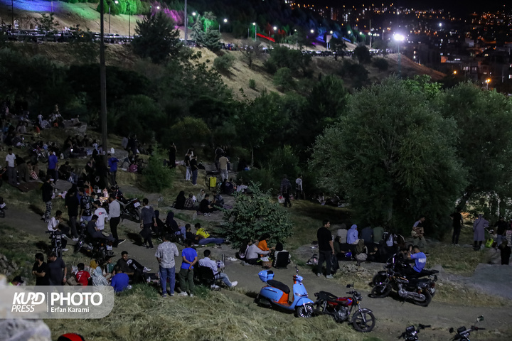 پخش مسابقه ایران و بلژیک در سینما روباز آبیدر سنندج / عکاس : عرفان کرمی