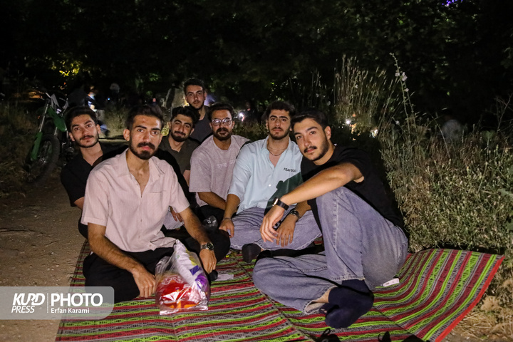 پخش مسابقه ایران و بلژیک در سینما روباز آبیدر سنندج / عکاس : عرفان کرمی