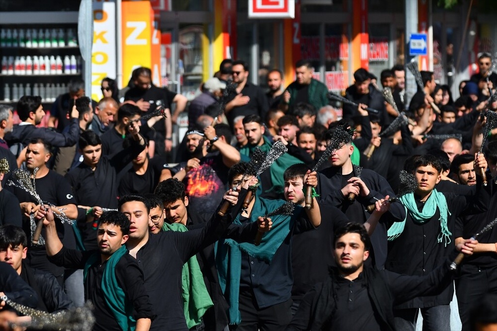 آئین بزرگداشت شهدای کربلا با حضور هزاران تن در قارص برگزار شد + تصاویر