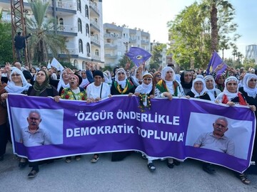 پخش فیلم سخنان عبدالله اوجالان در میتینگ وان؛ هزاران نفر شعار زنده‌باد اوجالان سر دادند