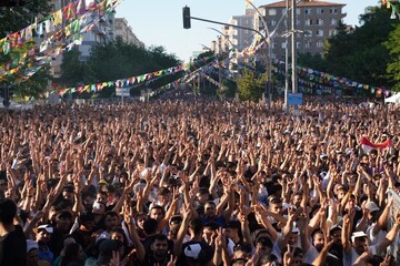 تصاویری از راهپیمایی دیاربکر با شرکت هزاران نفر از مردم + فیلم