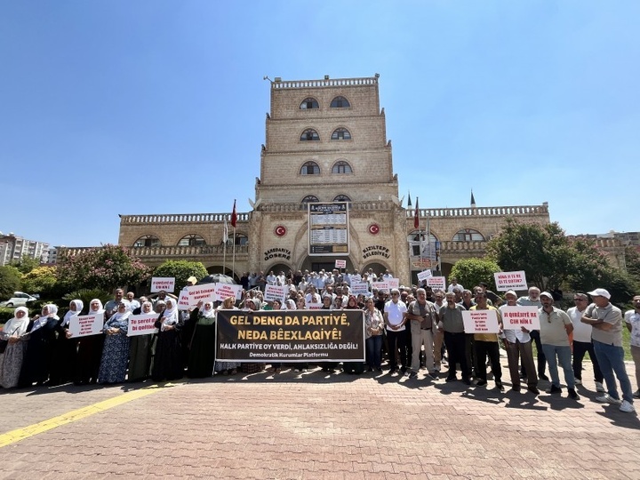 Dem Party members gather and demand the resignation of the corrupt mayor