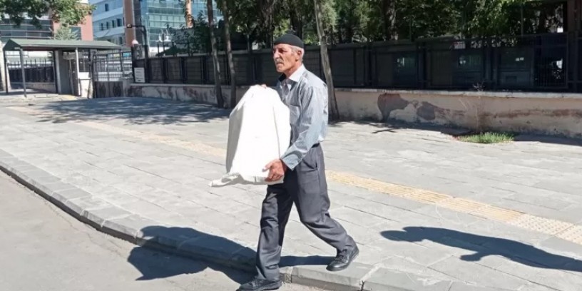پدری که استخوان‌های پسرش را در جعبه تحویل گرفته بود: ما صلح می خواهیم + فیلم