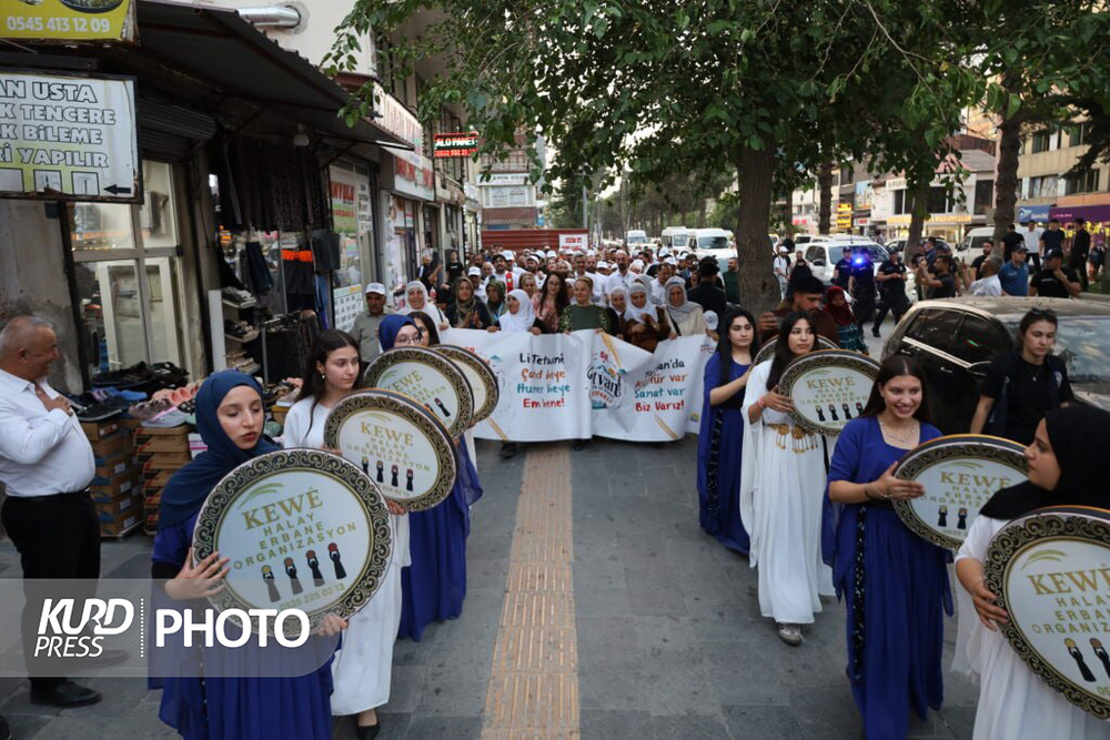عکس هایی از جشنواره تتوان با تأکید بر فرهنگ کردی و حمایت از روند صلح