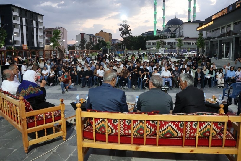 جشن دنگبژی با استقبال گسترده مردم در آگری برگزار شد