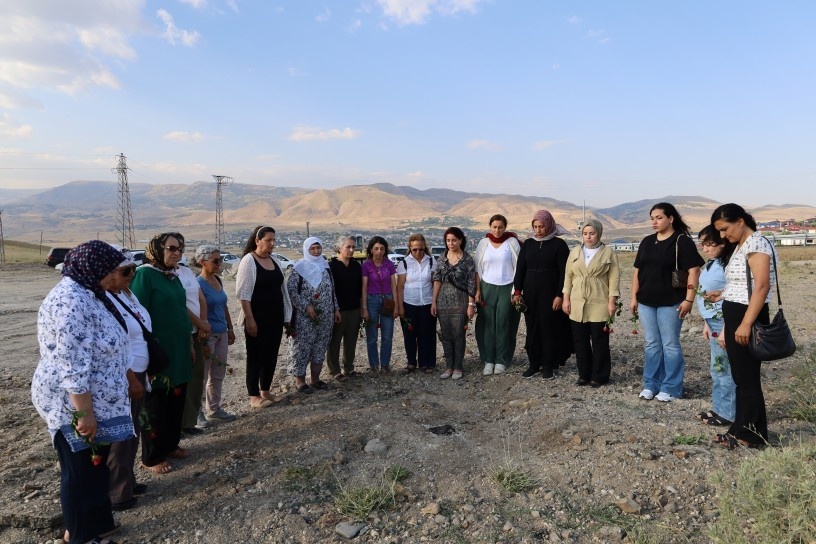 یادبود عضو جانباخته زنان PKK در موش؛ اعتراض به خشونتهای جنگی علیه زنان