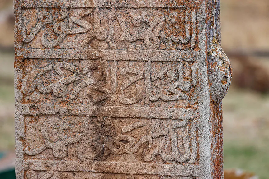 پاک‌سازی و مرمت سنگ‌قبرهای تاریخی سلجوقی در وان + تصاویر