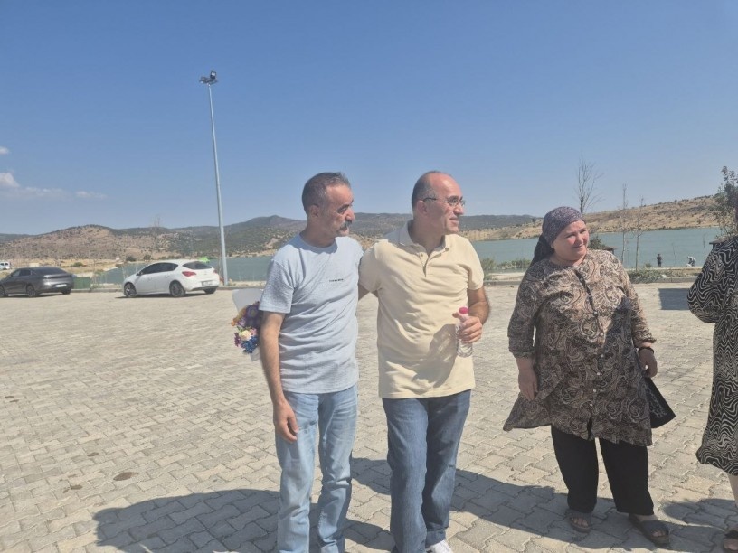 عمر آکیول پس از ۳۰ سال از زندان آزاد شد: هم خوشحالم هم غمگین + فیلم
