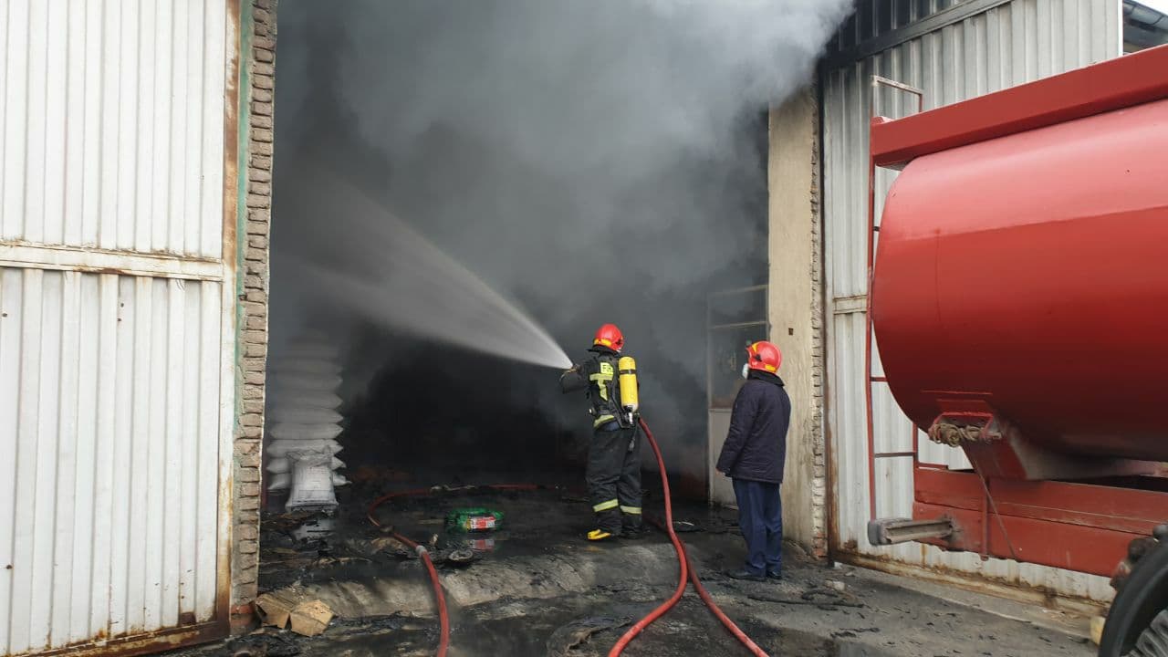 آتش سوزی گسترده در کارخانه چوب آلات ارومیه