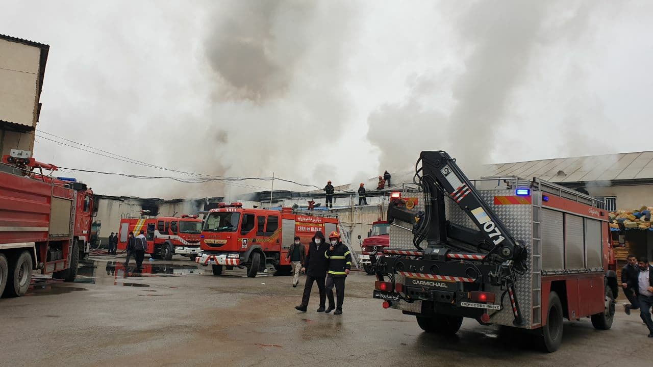 آتش سوزی در هفت انبار نگهداری ارومیه پس از 4 ساعت مهار شد