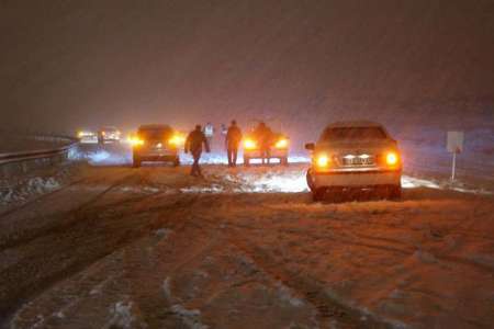 ادامه بارش برف در کلیه محورهای جنوب آذربایجان غربی/ تردد به کندی پیش می رود