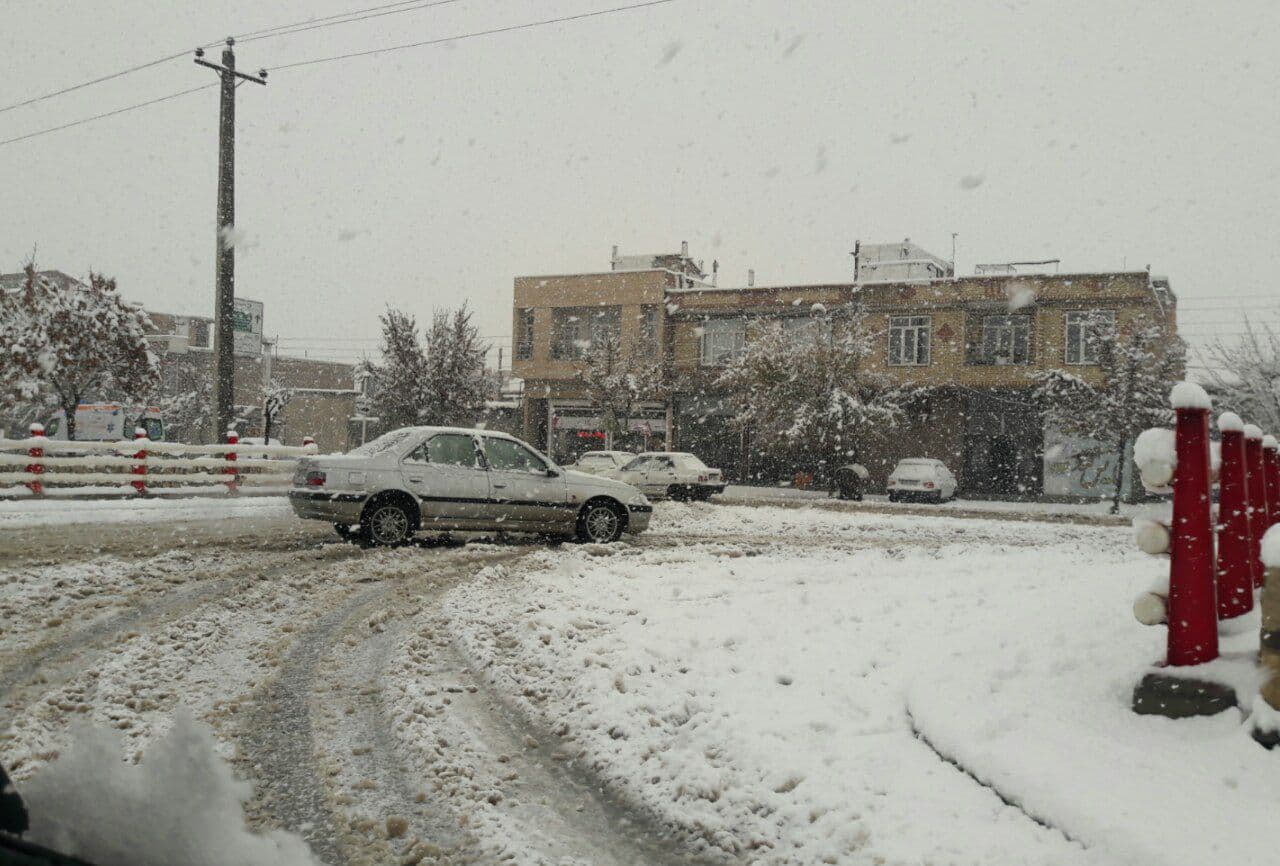 بارش 30 سانتی متری برف پاییزی در شهر پیرانشهر