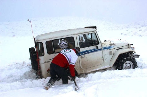 امدادرسانی هلال‌احمر آذربایجان‌غربی به ١٩۴ خودروی گرفتار در برف و کولاک