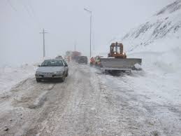 محور ایرانخواه-تکاب به علت بارش برف مسدود است/ممنوعیت تردد وسایل نقلیه سنگین در سه محور ارتباطی کردستان