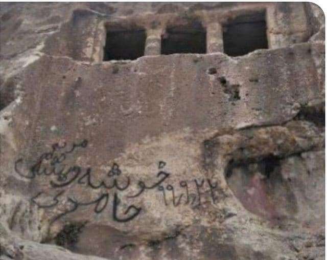 دیوارنویسی روی آرامگاه پادشاهان ماد در مهاباد/«فقرقا» تخصصی پاکسازی می شود