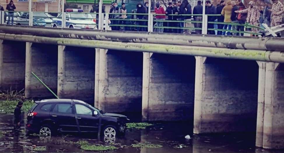 یک دستگاه خودرو به داخل رودخانه مهاباد سقوط کرد