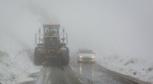 کولاک برف در کلیه محورهای مواصلاتی مهاباد/سفرهای بین شهری متوقف شود