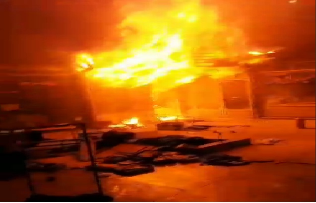 آتش سوزی در یک مجتمع تجاری در سردشت مهار شد