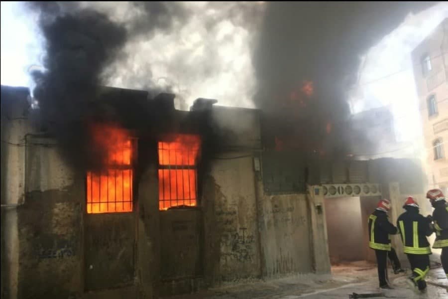 آتش سوزی گسترده ی کارگاه رنگ آمیزی  در کرمانشاه /  ۲ آتش نشان و  یک شهروند دچار مصدومیت شدند