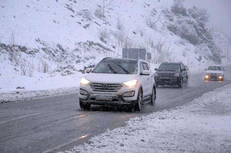 برف، تردد در محورهای شمالی کردستان را مختل کرد/لزوم خودداری از سفرهای غیرضروری
