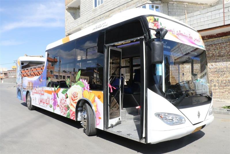 اتوبوس گردشگری روباز در ارومیه آغاز به كار کرد