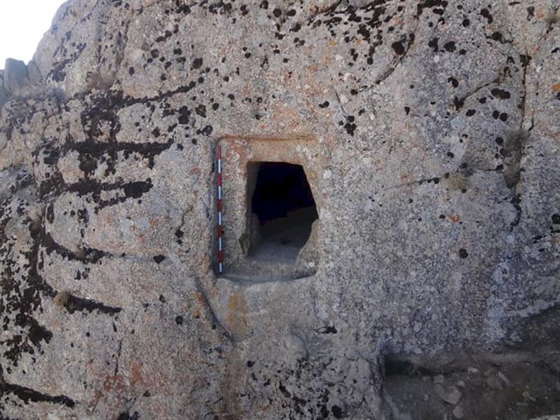 اتاقك صخره‌ای «تل تخت» ناناس ارومیه بقایای یک قلعه نظامی اورارتویی