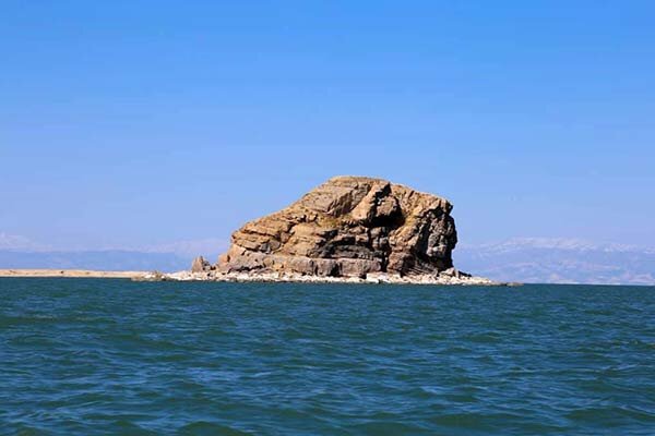 کاهش وسعت و حجم آب دریاچه ارومیه در بهار ١٤٠٠