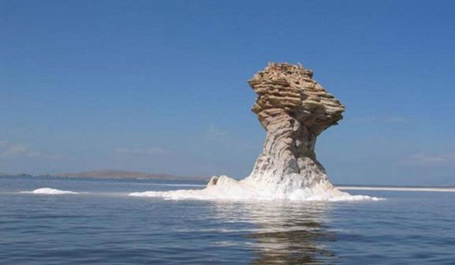اصرار ستاد احیای دریاچه ارومیه به رهاسازی آب سدها در سال خشکسالی!