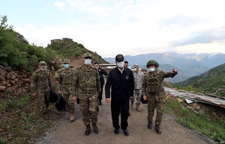 بازدید وزیر دفاع ترکیه از پایگاه نظامی ارتش ترکیه در خاک اقلیم کردستان
