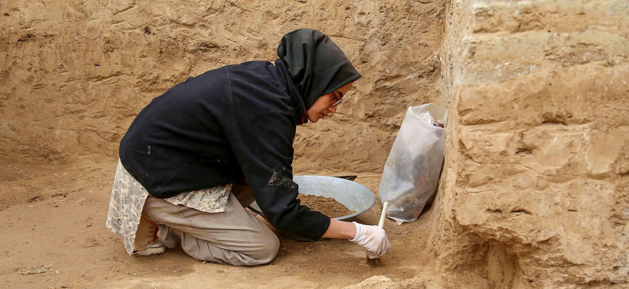 کشف ۱۱۰۰ قلم اشیای تاریخی در کاوش‌های باستانی آذربایجان غربی