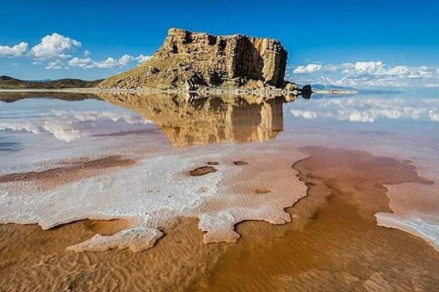 دریاچه ارومیه کوچکتر شد و حجم آن کاهش یافت