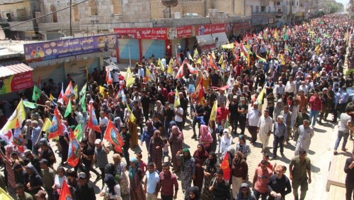 راهپیمایی مردم کوبانی در اعتراض به اشغالگری ترکیه در اقلیم کردستان و سکوت پارتی