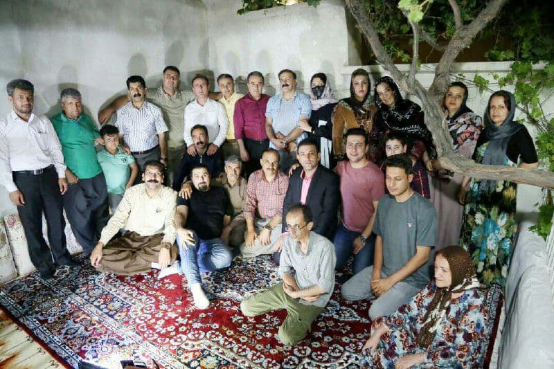 جمعی از اهالی فرهنگ و هنر کردستان با هنرمند طنزپرداز دیدار کردند