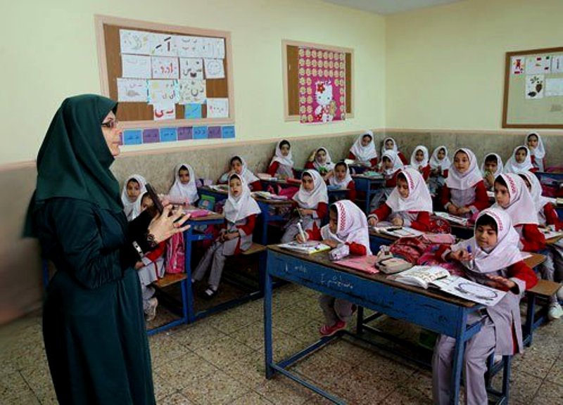 معلمان و فرهنگیان آذربایجان غربی واکسن کرونا دریافت می کنند