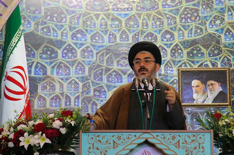 امام جمعه ارومیه: مسئولان باید از سستی و ضعیف بودن پرهیز کنند