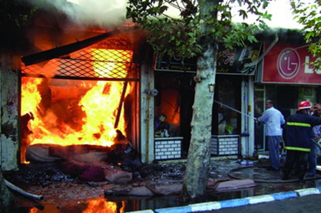 آتش نشانان خطر انفجار یک مغازه در ارومیه را خنثی کردند