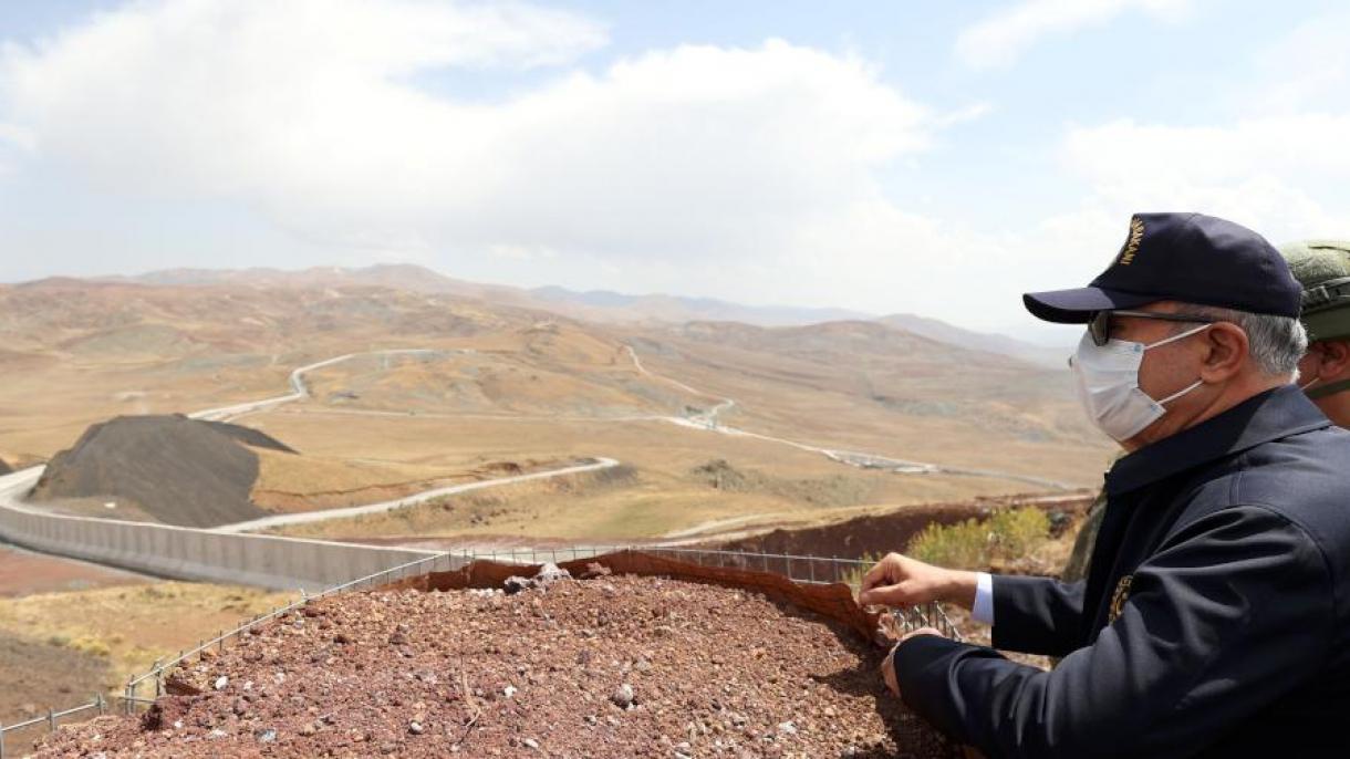 بازدید وزیر دفاع ترکیه از دیوار در حال ساخت در مرز با ایران