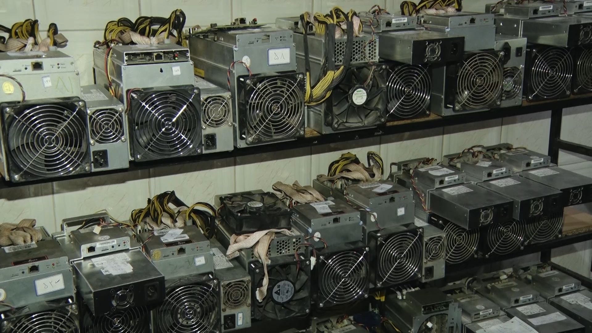 ۲۰ دستگاه استخراج ارز دیجیتال غیرمجاز در دهگلان کشف شد