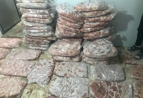 1170 کیلوگرم گوشت مرغ غیرقابل مصرف در یک سردخانه مخفی در سنندج کشف شد