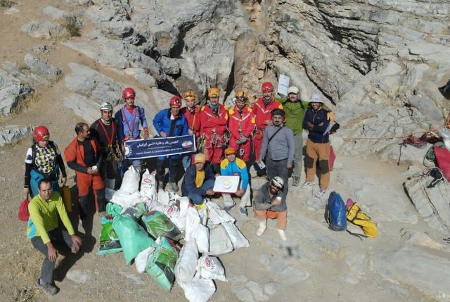 غارنوردان ۴۰۰ کیلوگرم زباله از غار «قلایچی» بوکان جمع آوری کردند